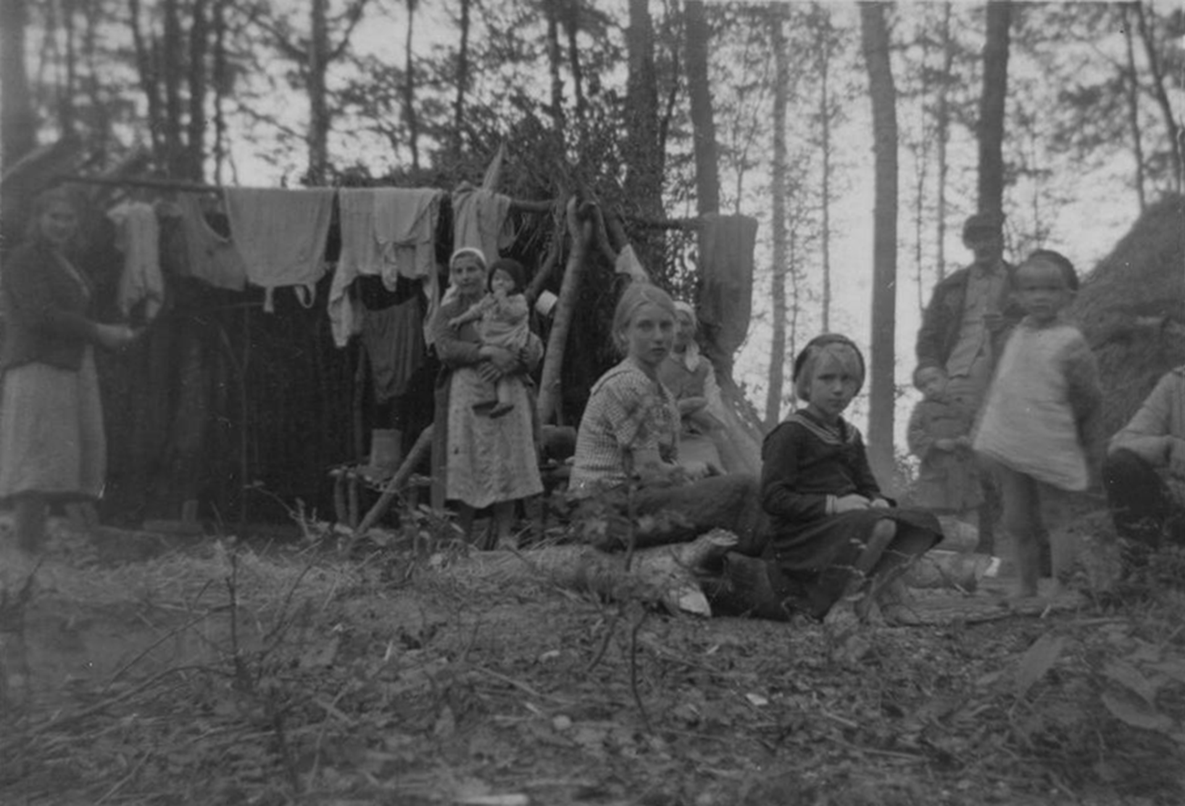 Fotografia przedstawiająca warunki bytowania polskich uciekinierów z wołyńskich wsi zgromadzonych w okolicach Przebraża w 1943 r., dar prywatny: Tadeusz Wolak.